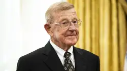 Football legend Lou Holtz calls on Catholics to 'defend and encourage' Pope Leo XIV
